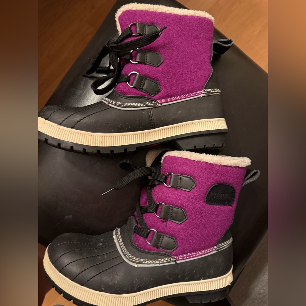 Khombu Magenta and Black Accessory
